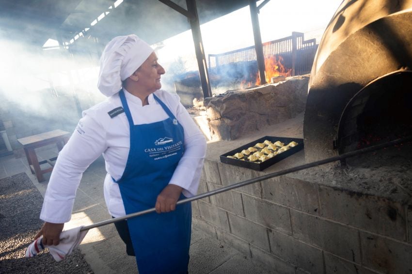 
Un calor especial. Chacha Vicario cocina sus empanadas en un horno de barro, lo que les da un sabor especial.  | Ignacio Blanco / Los Andes
   