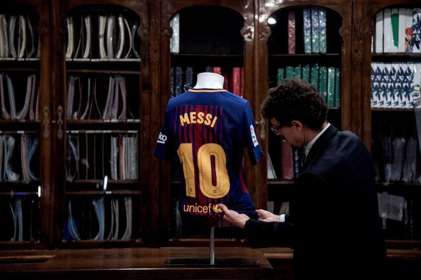 
    camiseta de fútbol del FC Barcelona usada por el jugador argentino Lionel Messi durante la temporada 2017-2018. (Foto de MARCO BERTORELLO / AFP)
   