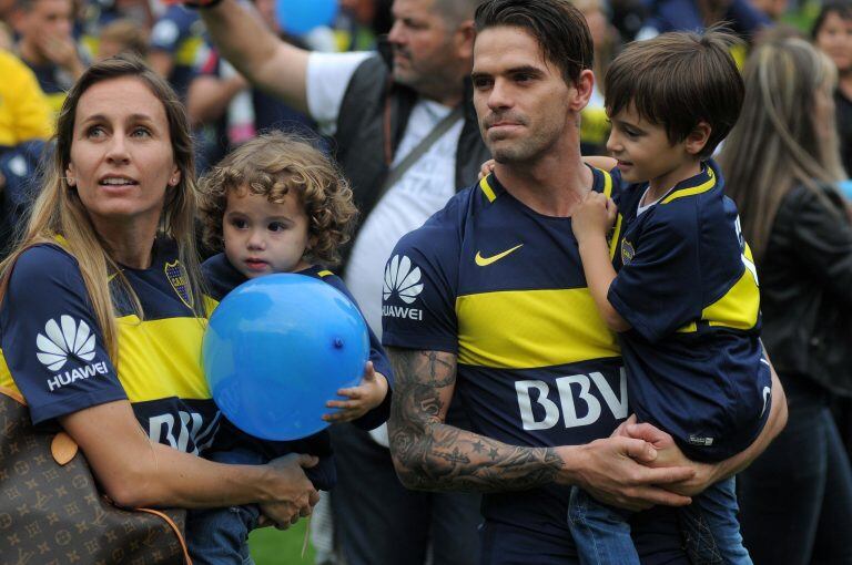 Fernando Gago y Gisela Dulko, con sus hijos