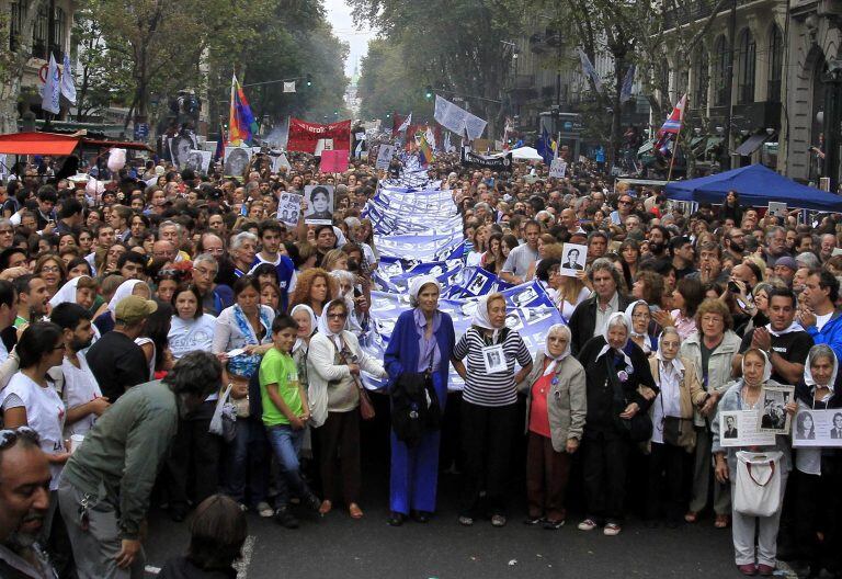 Referentes de la izquierda partidos inzquierda conmemora Du00eda Nacional de la Memoria por la Verdad y la Justicia. Previa de la conmemoraciu00f3n del 24 de marzo, en Plaza de Mayo.rnBUENOS AIRES, 24/03/2015, CTO EN EL DIA DE LA MEMORIA, VERDAD Y JUSTICIA , FOTO:DYN/TONY GOMEZ. buenos aires  aniversario del golpe militar 1976 movilizacion de las fuerzas de izquierda 39 au00f1os del golpe militar comienzo dictadura