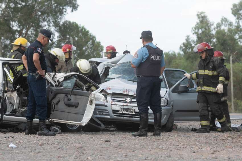 
Mala maniobra. El chofer del Suzuki cruzó la doble línea amarilla y fue embestido por el VW Gol | Ignacio Blanco / Los Andes
   