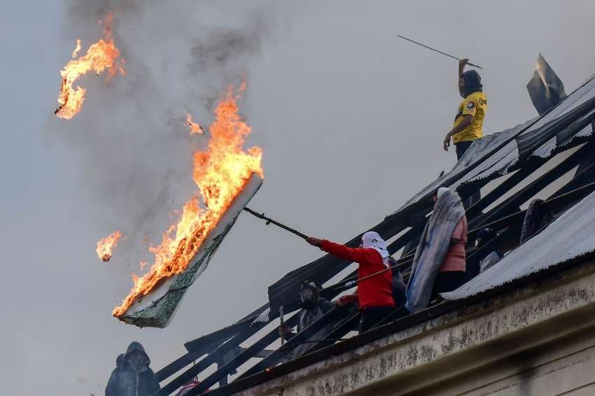 
    Durante las horas que duró el motín hubo fuegos, incendios y destrozos del lugar. - AFP
   