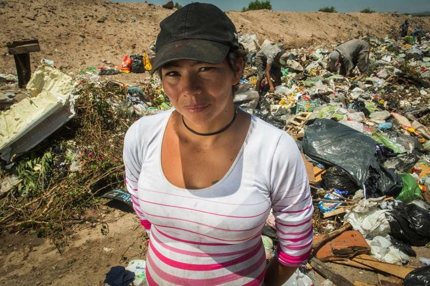 
Una vida. Rosa trabaja desde niña en el basural. Hoy tiene 30 años y con su marido crían a dos niñas.  | Orlando Pelichotti / Los Andes
   