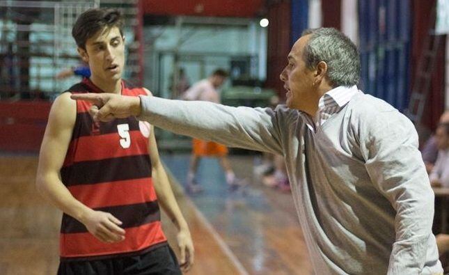 
    El entrenador del Club Obras Mendoza, Cristian Vargas, habla y le da indicaciones a Bruno Mattei. / Gentileza.
   