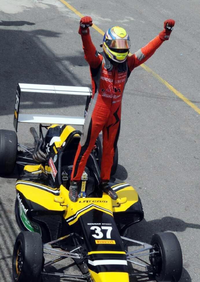 
Brazos en alto. Lucas celebrando su primer título nacional. | Prensa / Formulas Argentinas
   