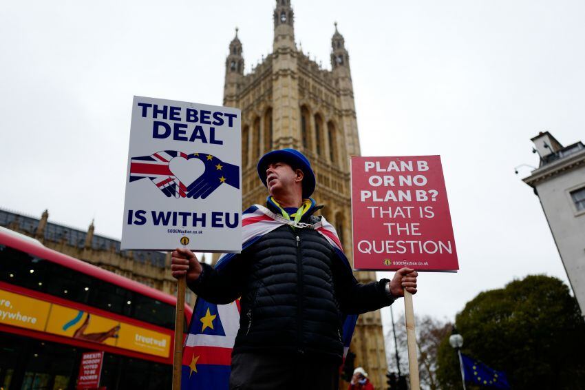 
Un activista anti-Brexit en la calles de Londres.  | AFP
   