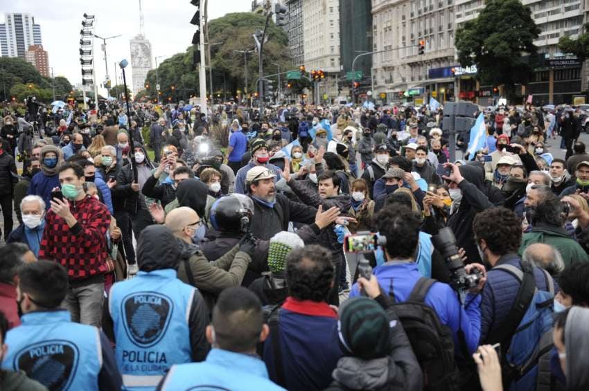 
    Cientos de personas reunidas sin respetar distanciamiento para la prevención del Covid- 19. - Gentileza / Clarín
   