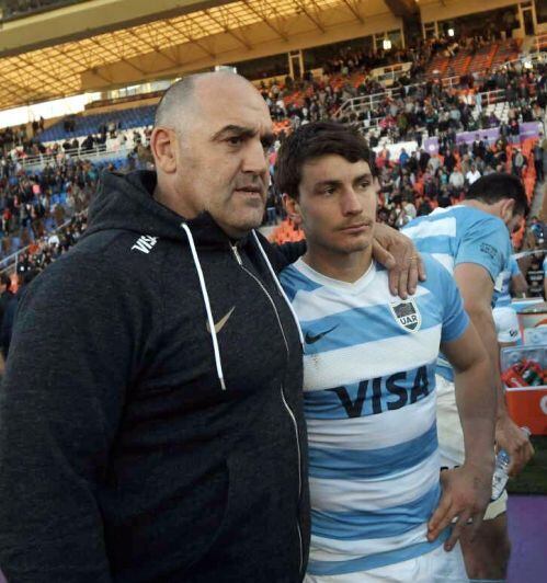 
Gonzalo y su entrenador en Los Pumas, Mario Ledesma, en un partido del Rugby Championship en Mendoza.
