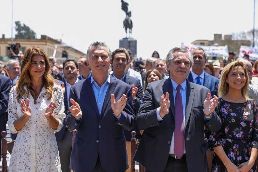 
En el centro de la primera fila se ubicaron Macri y Fernández y sus parejas  | Gentileza
   