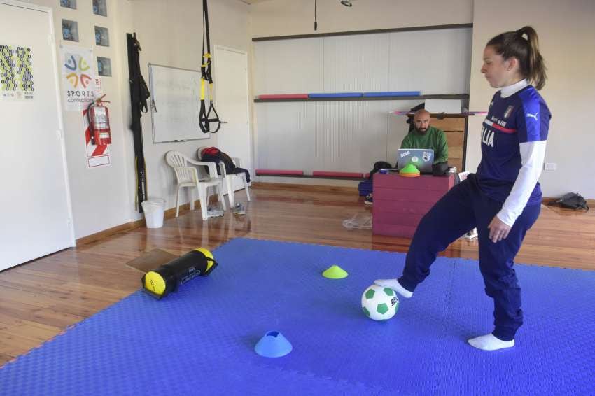 
Prueba de selección. Alejandra Argento, jugadora de futsal en Italia. | Diego Parés / Los Andes
   