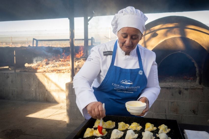 
Delicadeza. Maria del Carmen pinta sus empanadas tal como lo hizo en el concurso | Ignacio Blanco / Los Andes
   