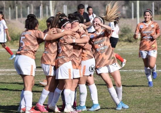 Festejo de Estudiantes en cancha de Maipú. /Gentileza