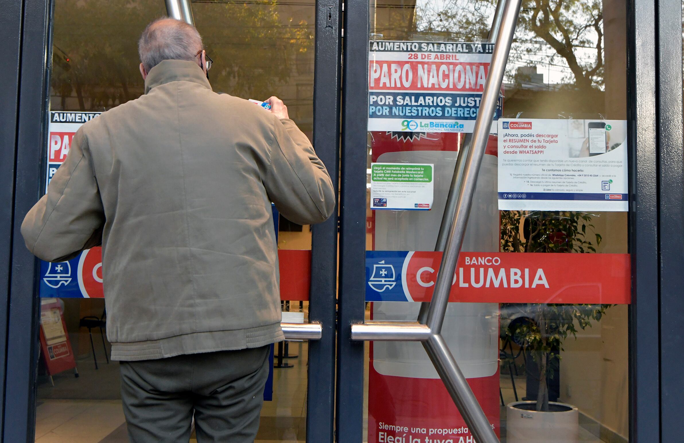 28 de abril 2022 Mendoza  Sociedad
Paro Bancario
Jornada de paro del gremio de la bancaria en Argentina. Los bancos no abrieran sus puertas en esta jornada.

Foto: Orlando Pelichotti / Los Andes