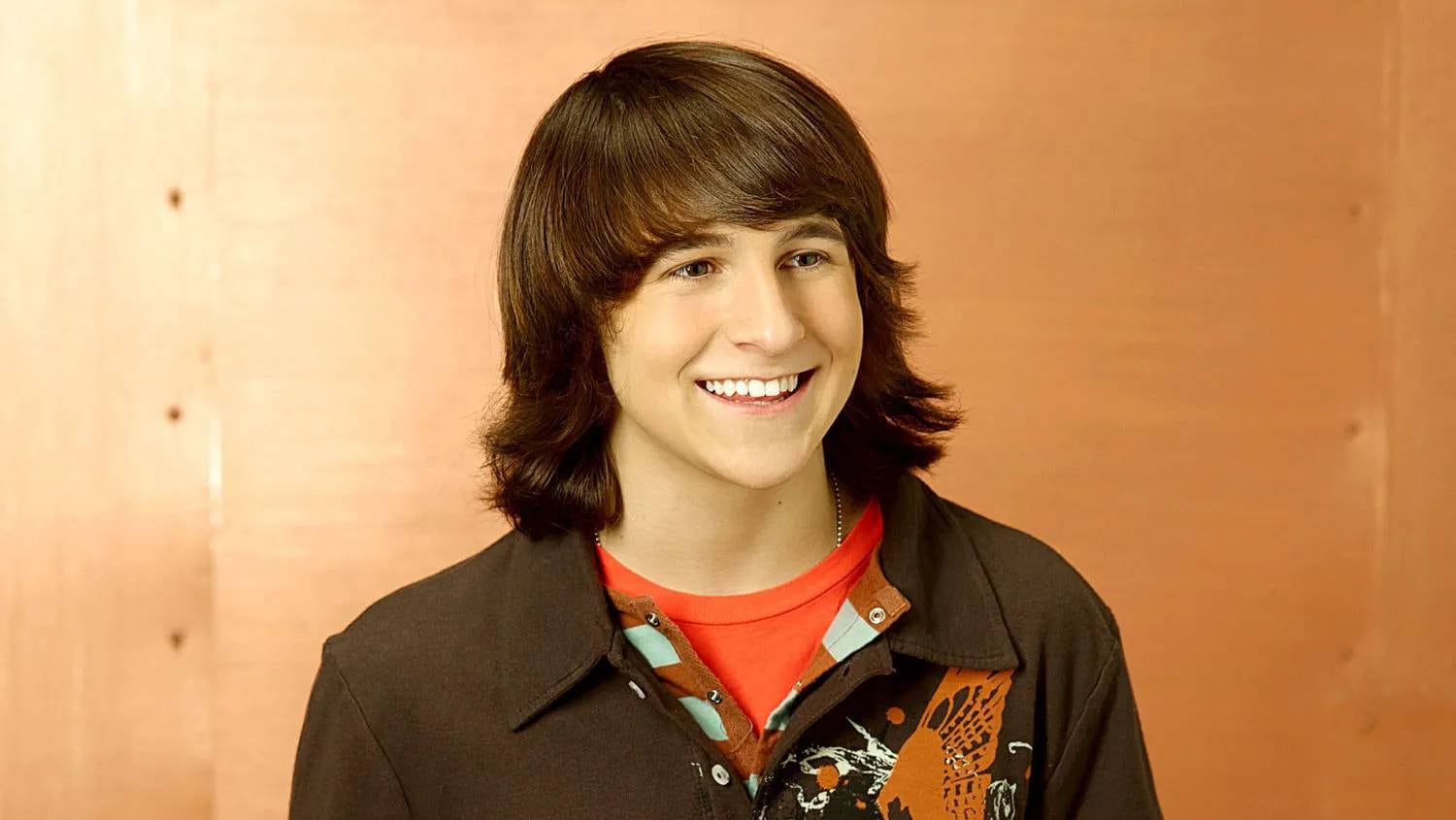 Mitchel Musso como "Oliver".