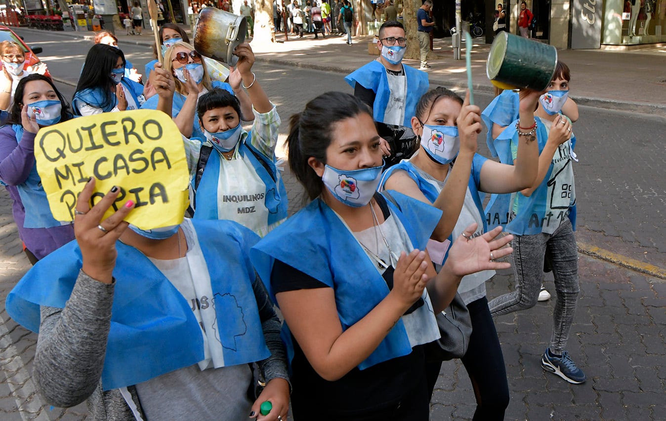 En octubre de 2021 se organizó una marcha céntrica para pedirle al Gobierno planes de vivienda para la clase media baja menocina. Foto: Orlando Pelichotti