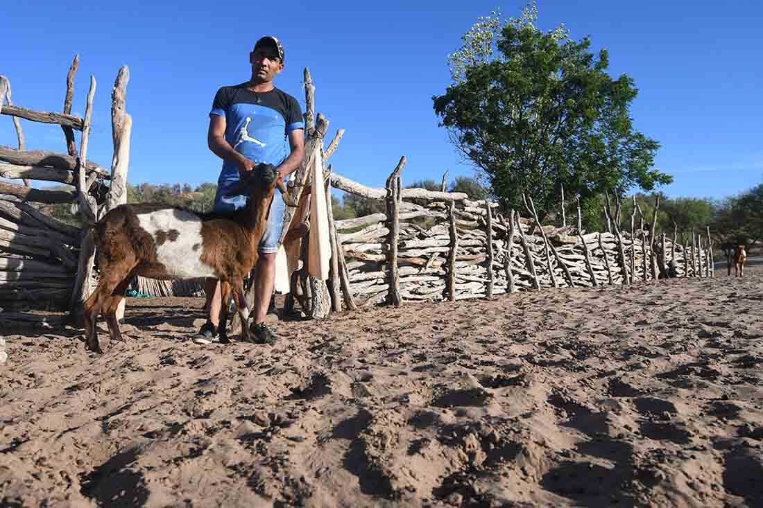 Gustavo, en el corral,  preocupado por la sequía y la mortandad de animales por la escasez de agua. Foto José Gutierrez