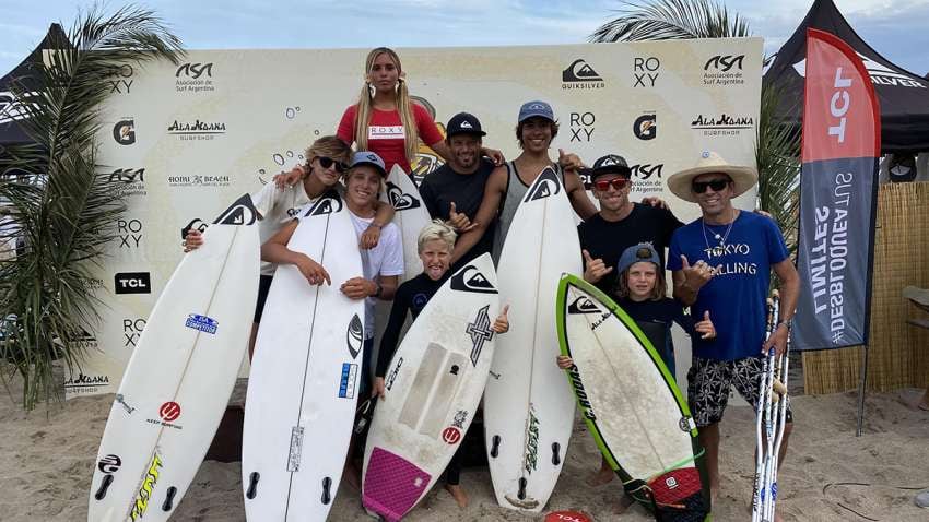 
Ganadores. Otra vez dominó el Team Quiksilver & Roxy: los riders con el coach Martín Passeri y Fernando Aguerre, responsable del surf olímpico. | Gentileza / Diego Diyorio
   