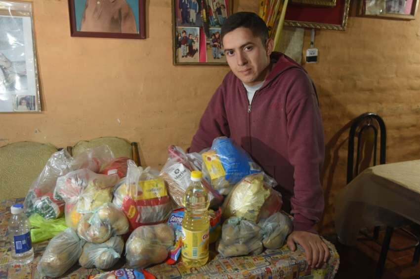 
Gratitud. El joven está agradecido por el amor que ha recibido. | José Gutiérrez / Los Andes
   