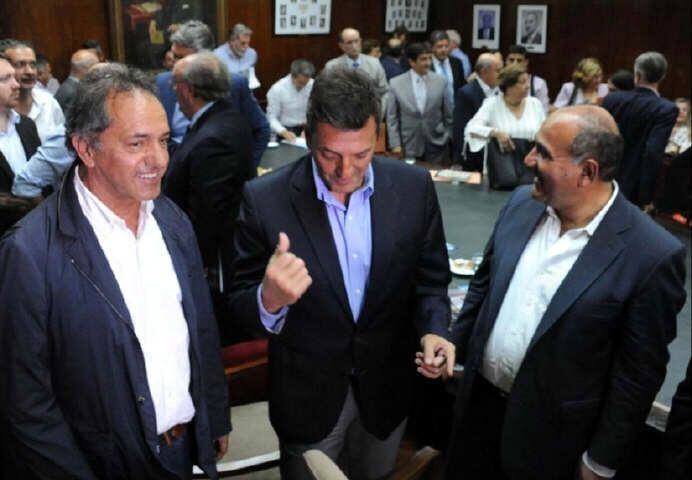 
    Scioli, Massa y Manzur, lejos del kirchnerismo.
   