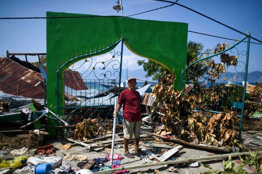 
    Un sobreviviente del terremoto rescata artículos de los escombros del complejo de la mezquita en Wani, en Sulawesi Foto AFP
   