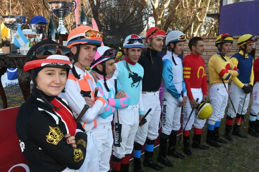 
Primera dama. Florencia fue la única mujer en correr el Santo Patrono Santiago. Y es la segunda en la historia de esta tradicional carrera. | José Gutiérrez / Los Andes
   