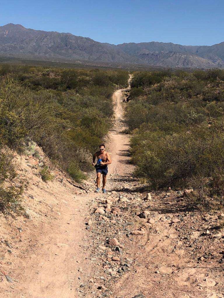 
Entrenamiento. El gobernador electo suele salir a correr por los senderos de Chacras de Coria. | Gentileza
   