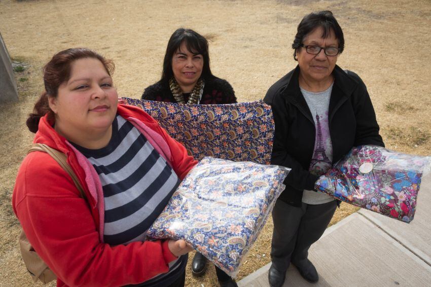 
Sábanas. Anabel Miraglia, Claudia Gil y Raquel Tagua, parte del equipo de trabajo de la zona Este. | Ignacio Blanco / Los Andes
   