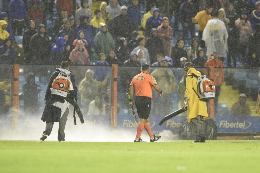 
La gran cantidad de agua caída obligó a la suspensión durante casi media hora y al trabajo para eliminarla. | Fotoreporter
   