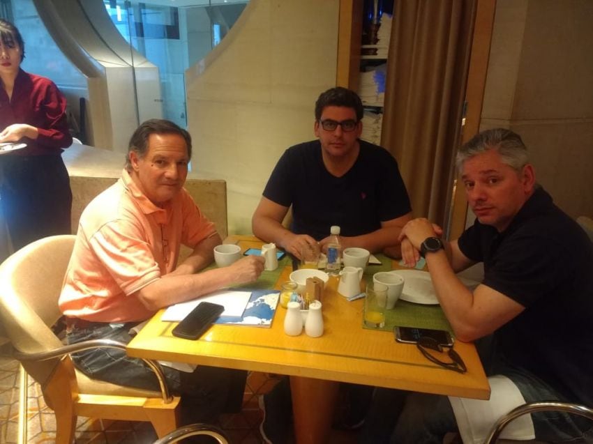 
Mario Lázaro, Martín Kerchner y Emilio Guiñazú, preparando en el hotel las reuniones de mañana, tras el desayuno.
