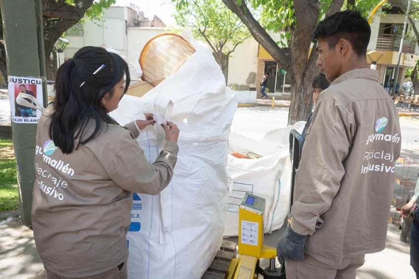 
Destacado. El material reciclable es llevado a un punto verde; luego será clasificado. | Ignacio Blanco / Los Andes
   