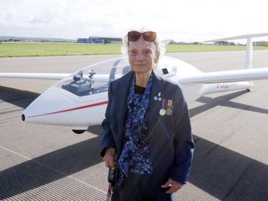 Kate Orchard, una veterana de la Segunda Guerra mundial, voló un planeador a sus 99 años.