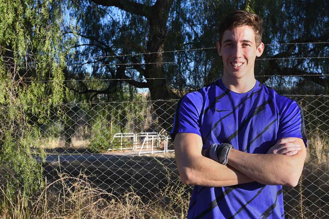 Renzo Cremaschi (remera azul), atleta Mendocino integrante de la selección Argentina que competirá en el sudamericano de mayores de atletismo en Ecuador, podrá viajar a dicho torneo gracias al influencer Santiago Maratea, quien consiguió el dinero para toda la delegación