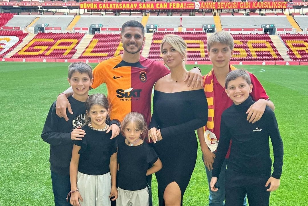 Icardi, Wanda Nara y los hijos de ambos en el estadio del Galatasaray. (Instagram).