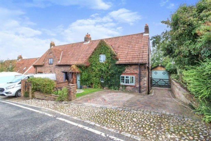 La casa está ubicada en Coulsdon, Surrey.