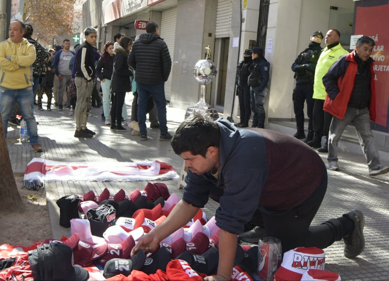 Los hinchas de River canjearon sus entradas para el partido de River-Talleres por la Copa Argentina / Orlando Pelichotti.