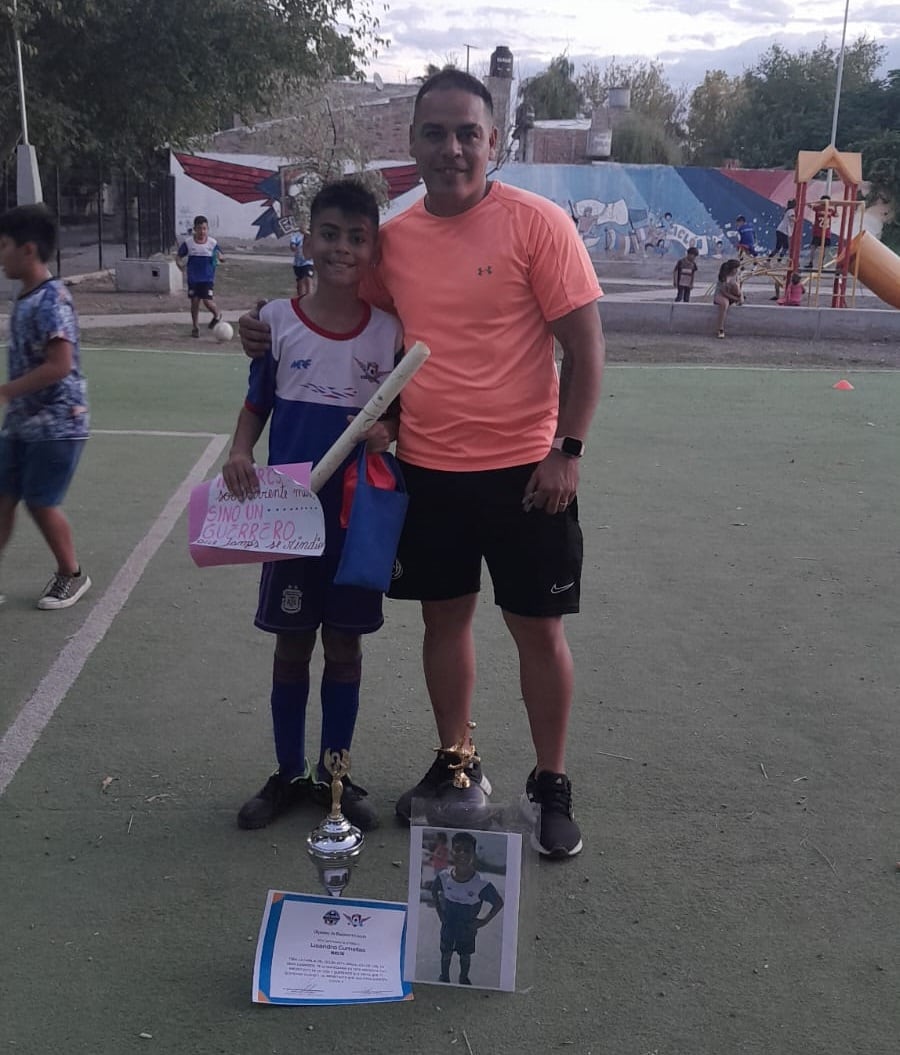 Ahora nos volvimos a ilusionar: Lisandro venció a la leucemia y volvió al fútbol con sus amigos, lo que siempre quiso. Foto: Gentileza Diego Medina.