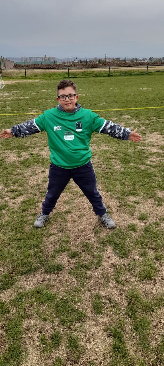 Mati, el chico que no sabe de obstáculos para disfrutar de sus dos pasiones: el fútbol y el rugby. Foto: Gentileza Irma Russo