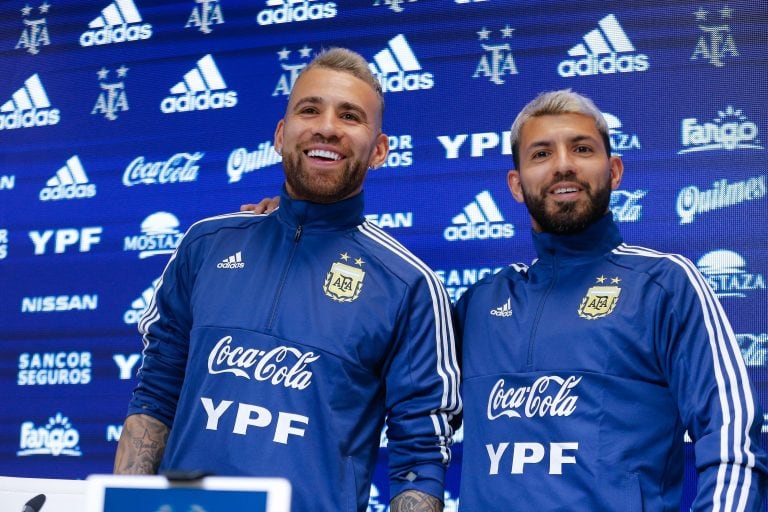 Sergio Agüero y Nicolás Otamendi en conferencia de prensa. (EFE)