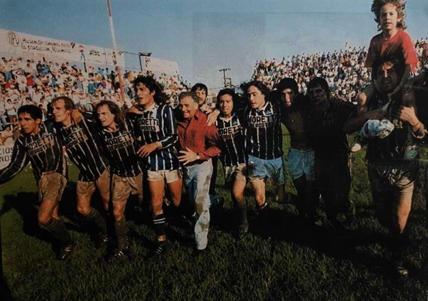 
    El "Bodeguero" festejó el merecido ascenso. Los hermanos Almeidas, el 'Rafa' Iglesias y el 'Cachorro' Abaurre, entre otros; le dieron la alegría a su pueblo. 
   