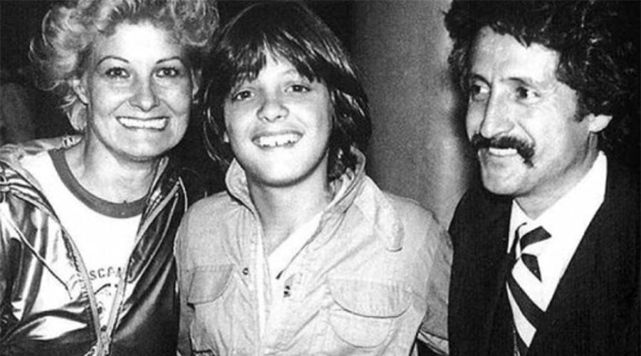 Luis Miguel junto a sus padres. 