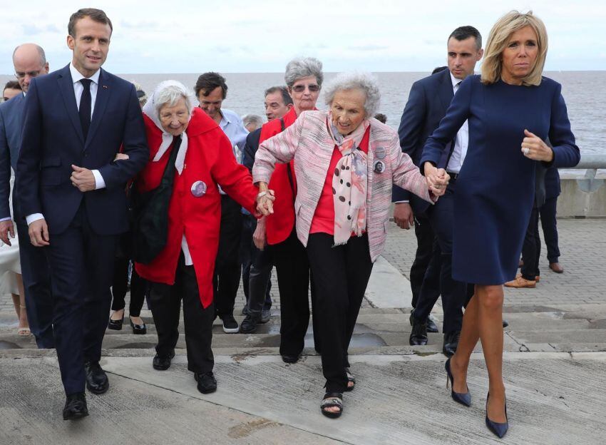 
Foto: AFP | El presidente de Francia, Emmanuel Macron y su esposa, Brigitte Macron (der), caminan junto a Vera Vigevani de Jarach, miembro de Madres de Plaza de Mayo, Linea Fundadora y Lita Boitano, miembro de Abuelas de Plaza de Mayo, durante una visita al Parque del Recuerdo, monumento a orillas del Río de la Plata, en memoria de los 30,000 desaparecidos durante la dictadura.
   