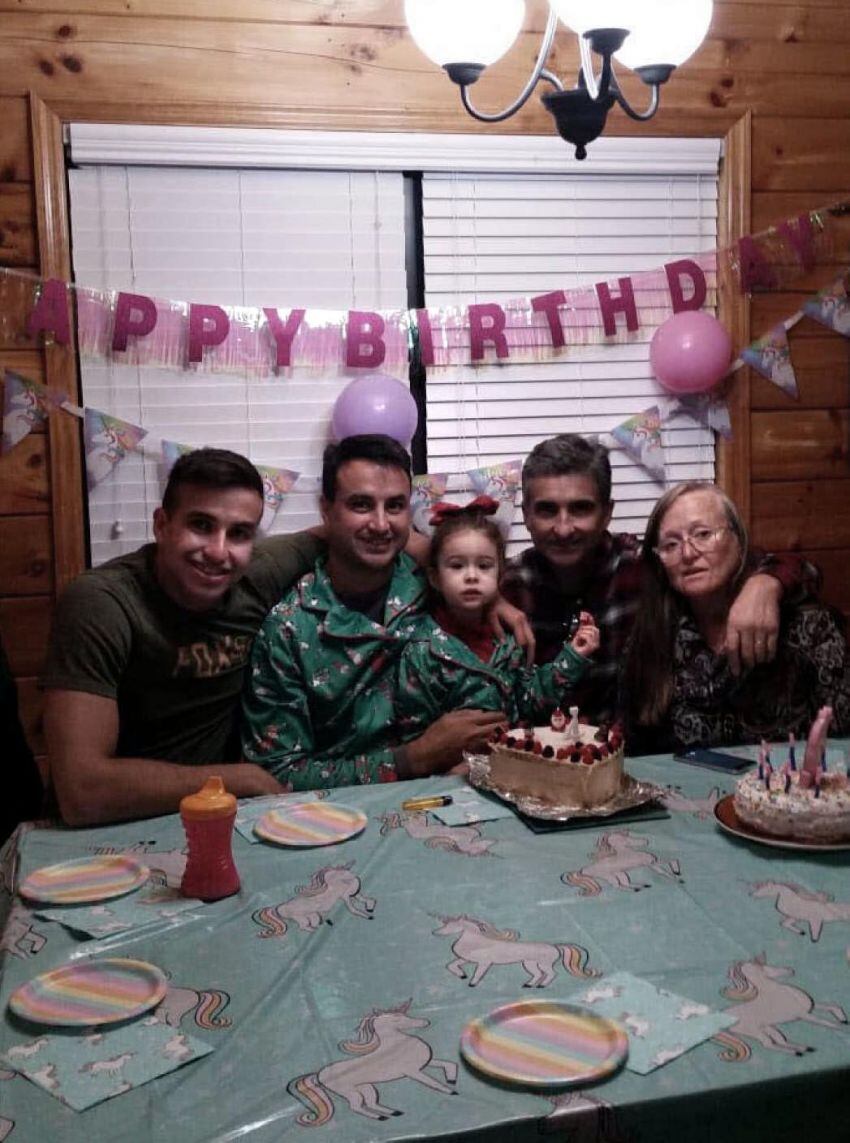 
    De festejo. Jesús celebró ayer su cumpleaños 27 en Estados Unidos junto a su familia.
   