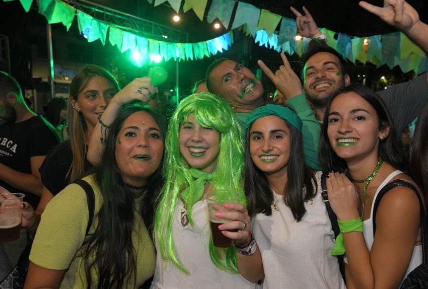 
En las calles. Grupos de amigas y amigos, una característica. | Orlando Pelichotti / Los Andes
   