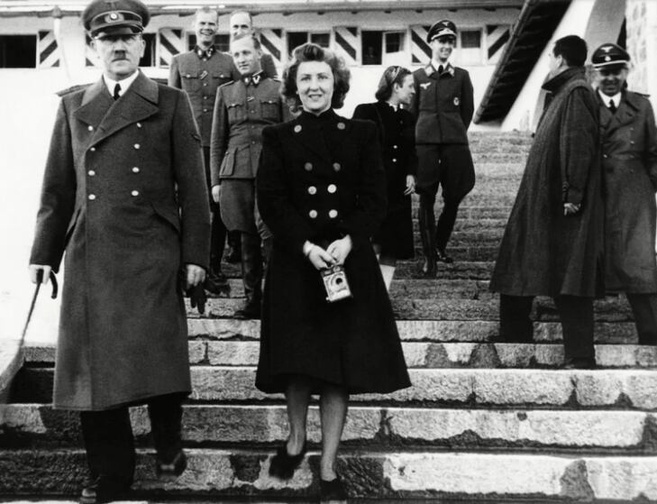 
dolf Hitler y Eva Braun tomaron una pastilla de cianuro el 30 de abril de 1945.
