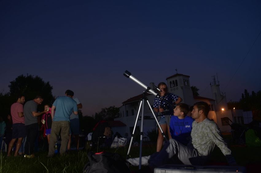 
Cuando la tarde dejaba lugar a la noche, los presentes de a poco vieron con constelaciones como Nebulosa de Orión | Diego Parés / Los Andes
   