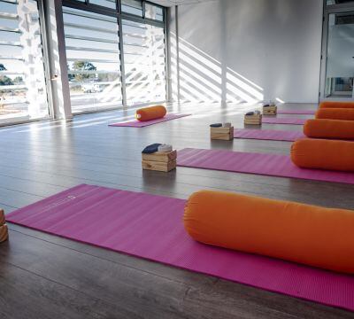 
    Hay espacios de esparcimiento, arte y creatividad, con ambientación especial: aquí la sala de bienestar con clases de yoga.
   