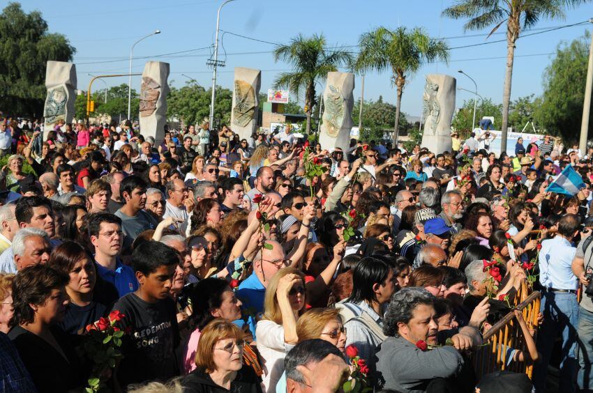 
Una multitud despidió a Mercedes Sosa en Mendoza, en octubre de 2009 | Foto: Archivo Los Andes
   