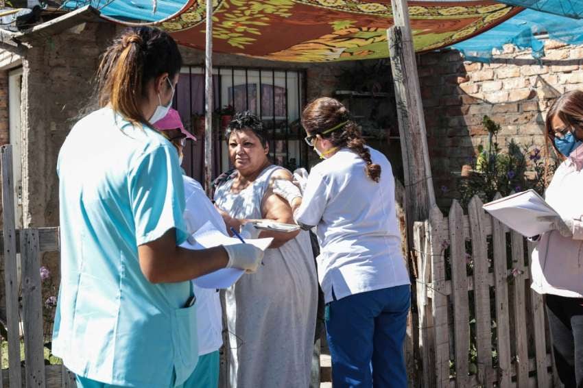 
En la vereda. Los agentes no ingresan a las casas, salvo por casos excepcionales | Gentileza / Municipalidad de Ciudad de Mendoza
   