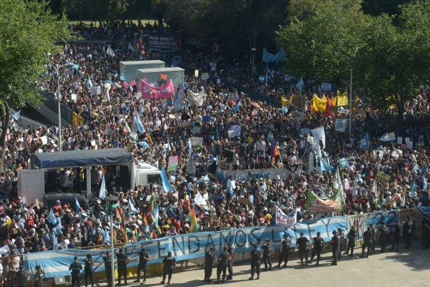 
Convocatoria. La marcha arrancó el domingo en Eugenio Bustos; llegó a Casa de Gobierno y terminó en el Kilómetro 0. | Marcos García / Los Andes
   