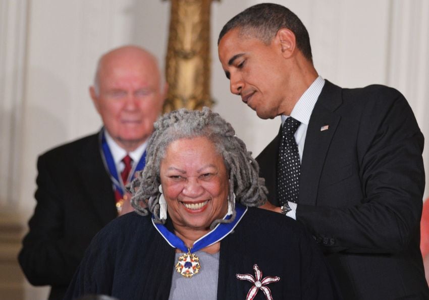 
El presidente de EEUU, Barack Obama, presenta la Medalla Presidencial de la Libertad a Toni Morrison en una ceremonia en la Casa Blanca | AFP
   